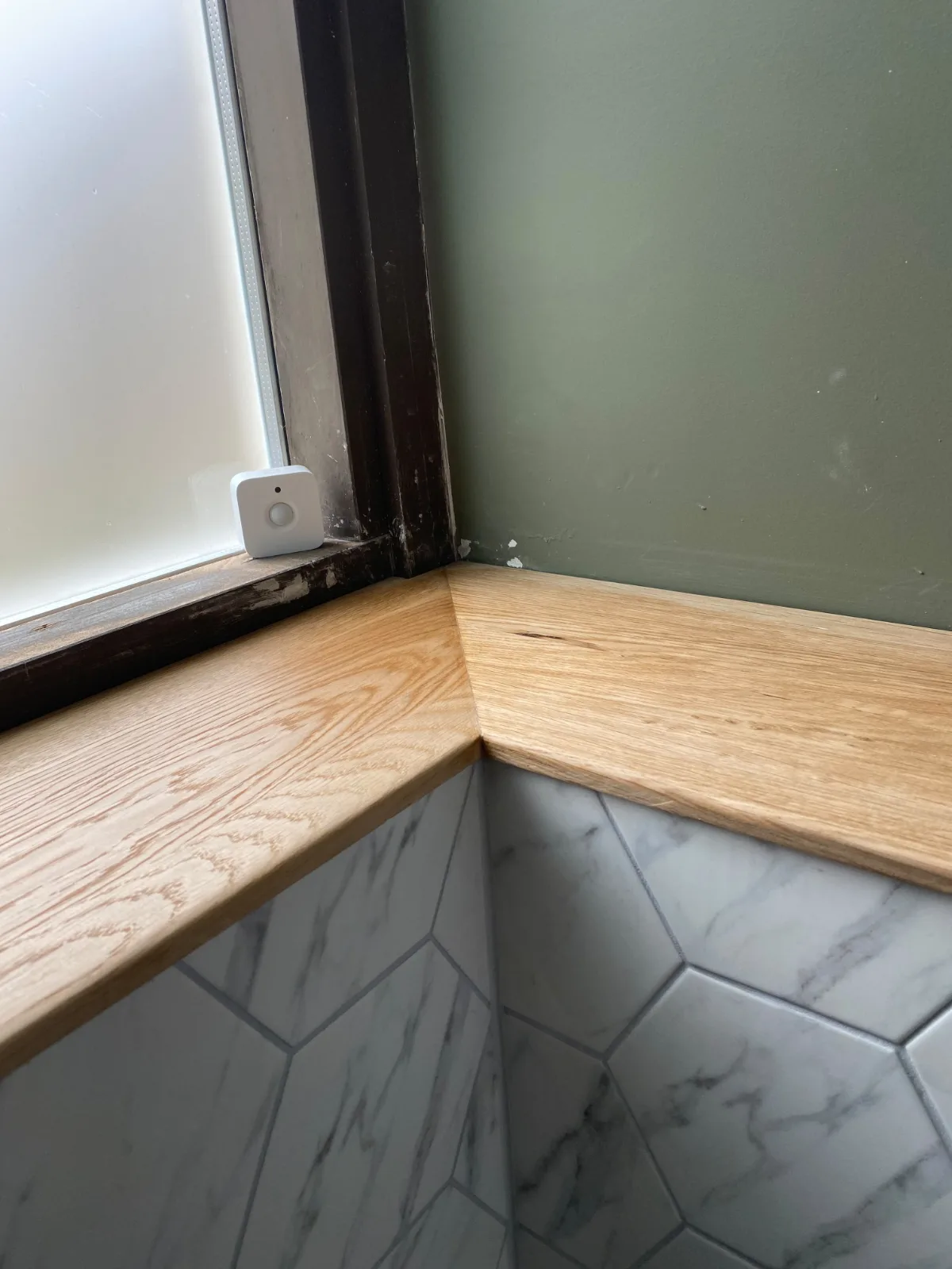 Detail – dubový parapet a šesťuholníkový obklad