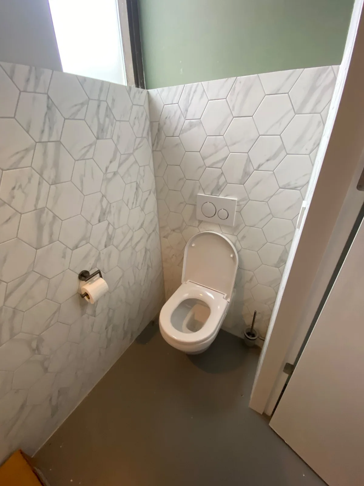 WC po rekonštrukcii – šesťuholníkový obklad a závesné WC