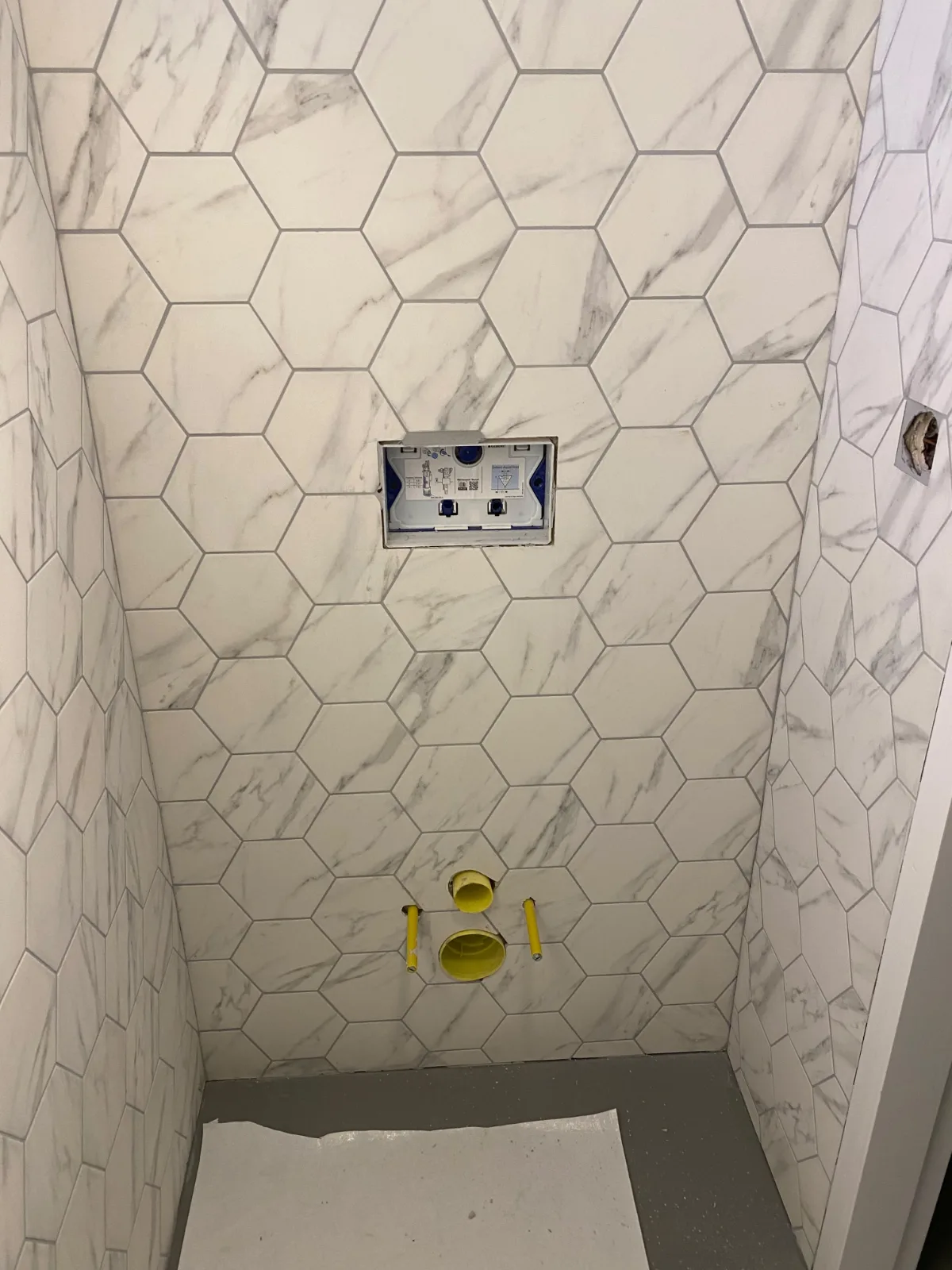 WC s hotovým obkladom pred montážou misy