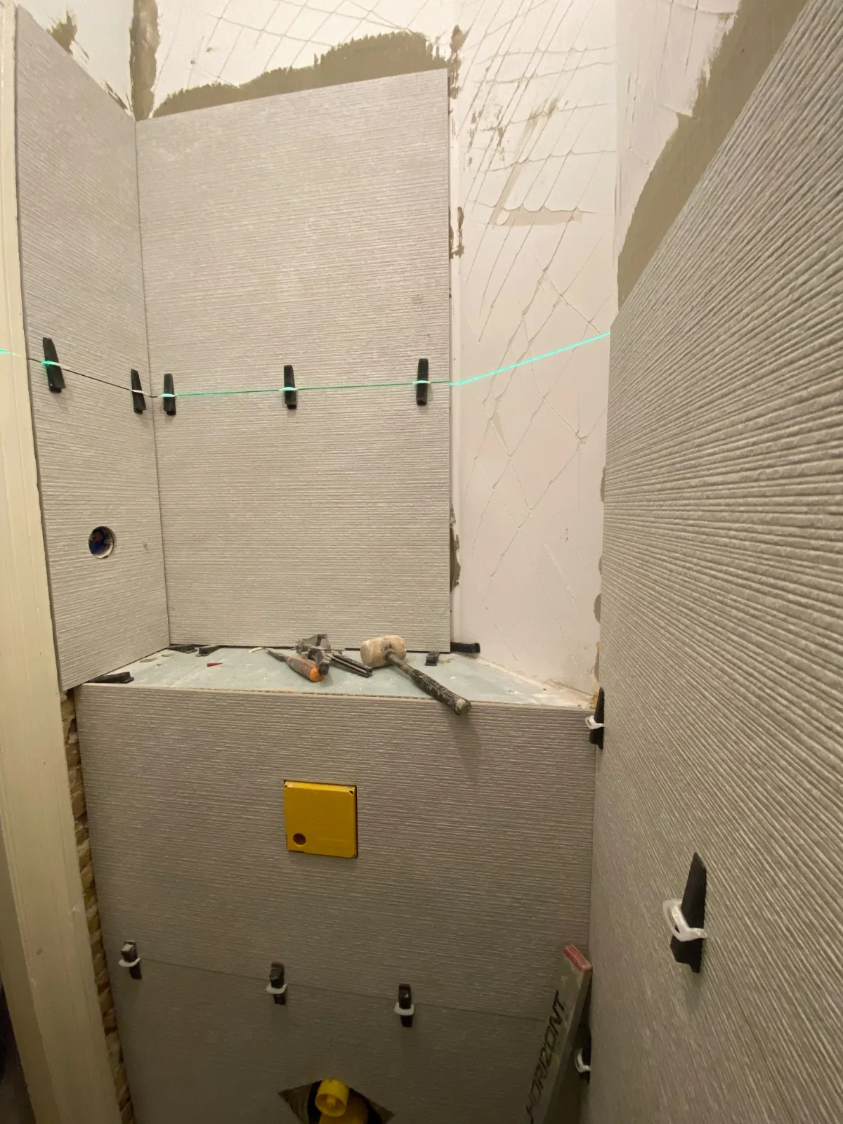 Obklad predstenového systému WC s laserom
