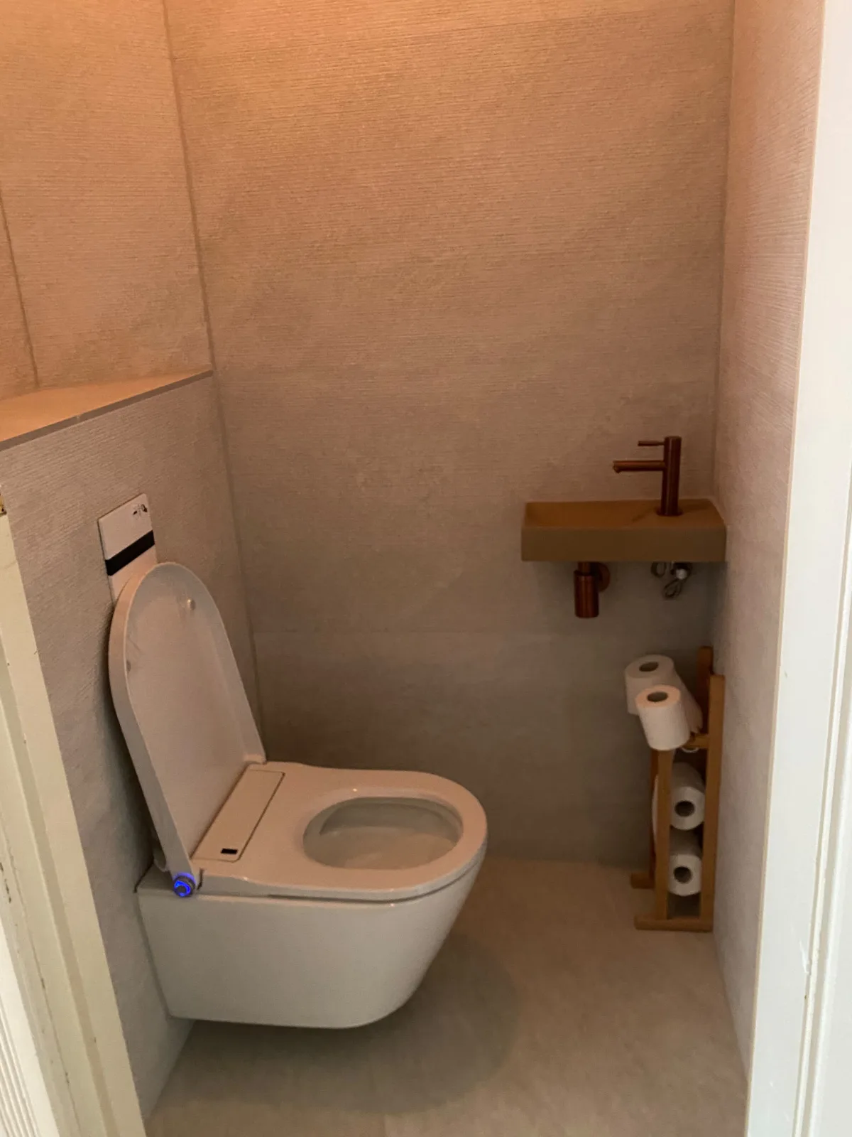WC po rekonštrukcii – závesné WC a umývadielko s medenou batériou