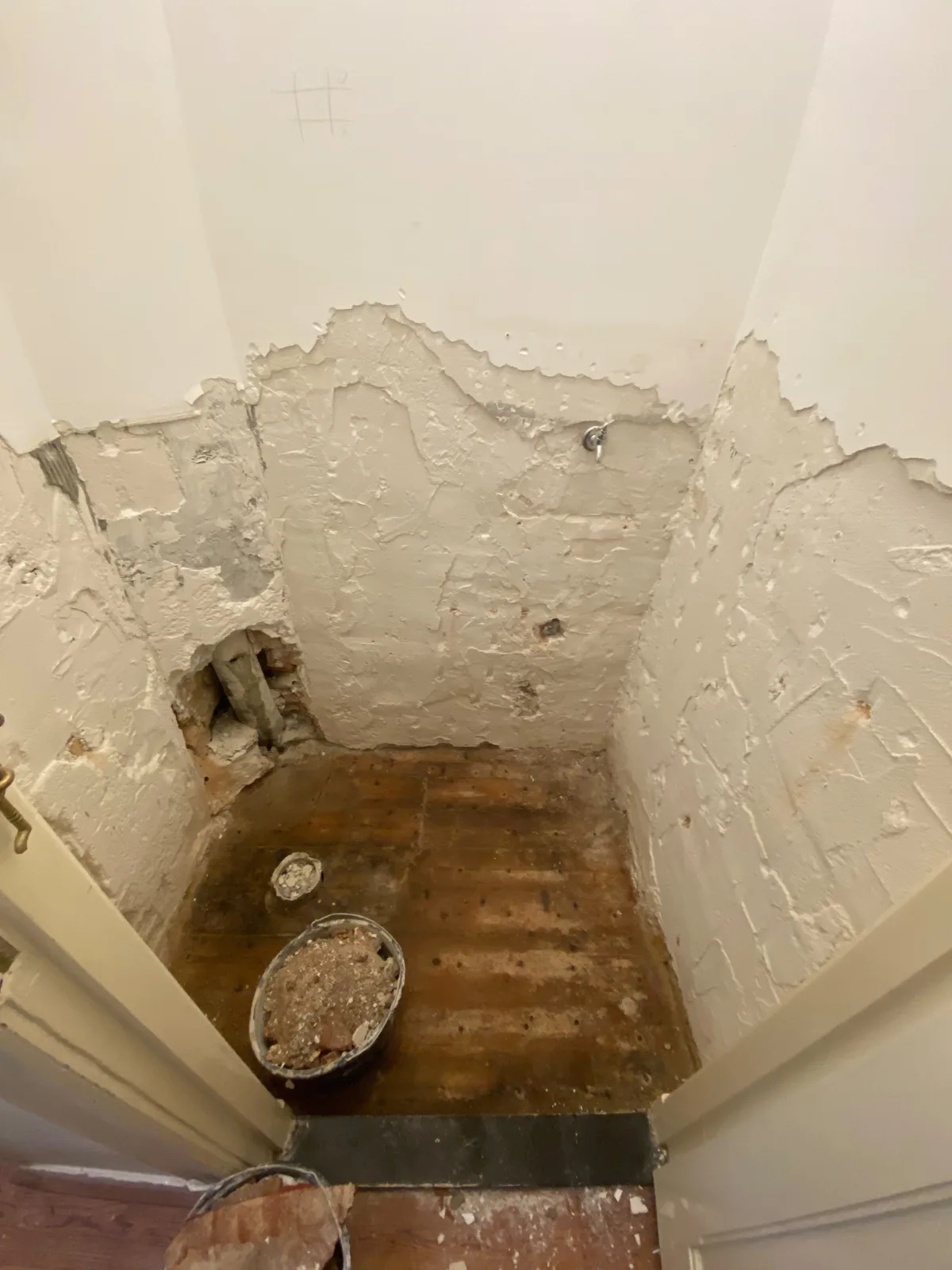 WC pred rekonštrukciou – po búracích prácach
