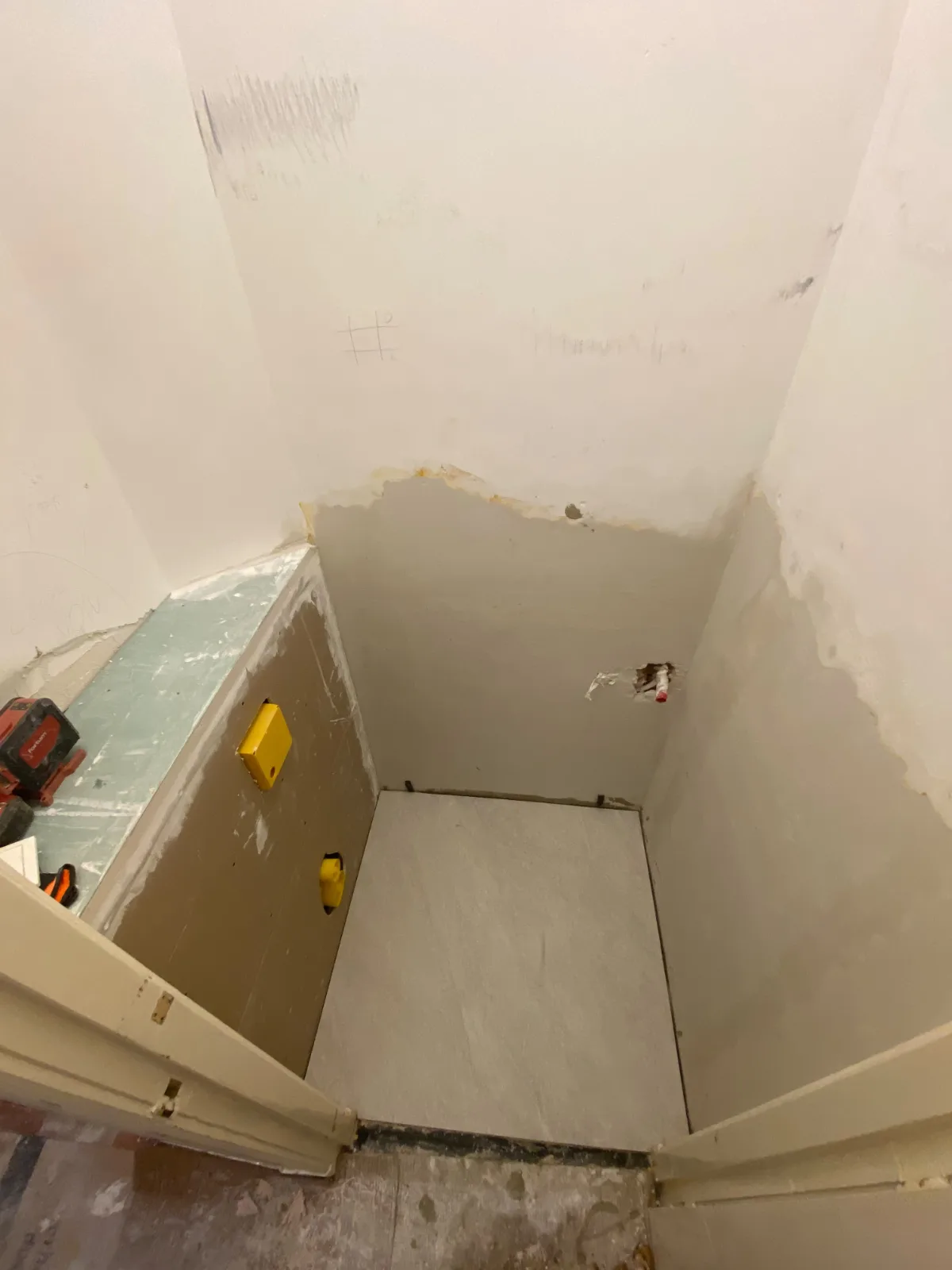 Príprava podkladu WC pred obkladaním