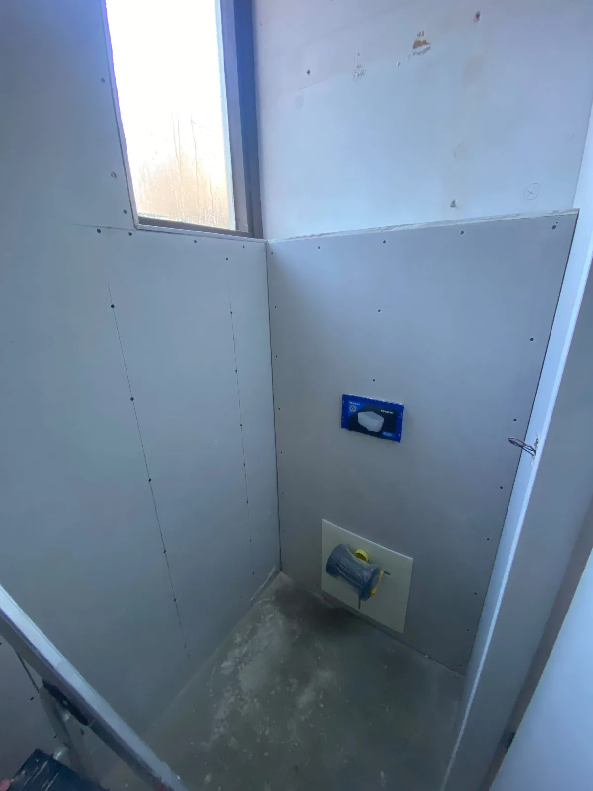 Príprava stien WC pred obkladaním
